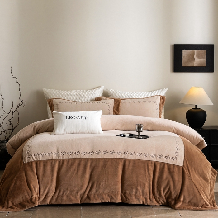 91家纺网 家纺一手货源 找家纺 涞澳家纺 2025秋冬新款亲肤舒适牛奶绒绣花四件套-叶语轻澜 叶语轻澜-咖