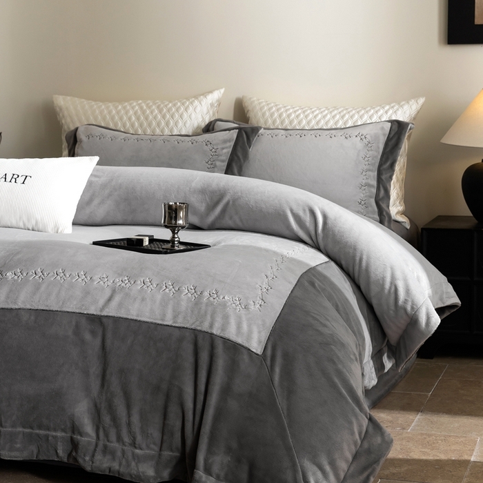 91家纺网 家纺一手货源 找家纺 涞澳家纺 2025秋冬新款亲肤舒适牛奶绒绣花四件套-叶语轻澜 叶语轻澜-灰