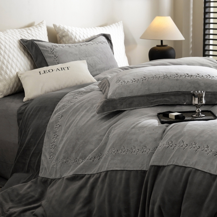 91家纺网 家纺一手货源 找家纺 涞澳家纺 2025秋冬新款亲肤舒适牛奶绒绣花四件套-叶语轻澜 叶语轻澜-灰