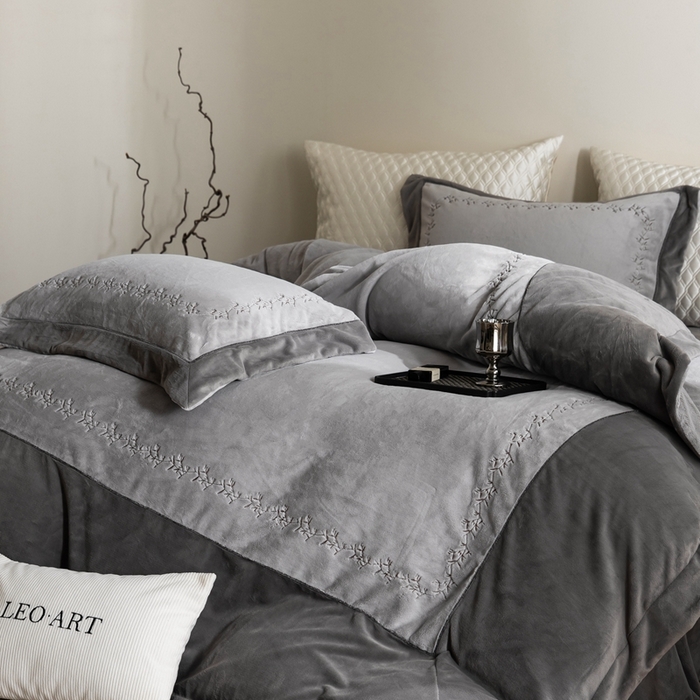 91家纺网 家纺一手货源 找家纺 涞澳家纺 2025秋冬新款亲肤舒适牛奶绒绣花四件套-叶语轻澜 叶语轻澜-灰