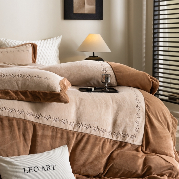 91家纺网 家纺一手货源 找家纺 涞澳家纺 2025秋冬新款亲肤舒适牛奶绒绣花四件套-叶语轻澜 叶语轻澜-咖