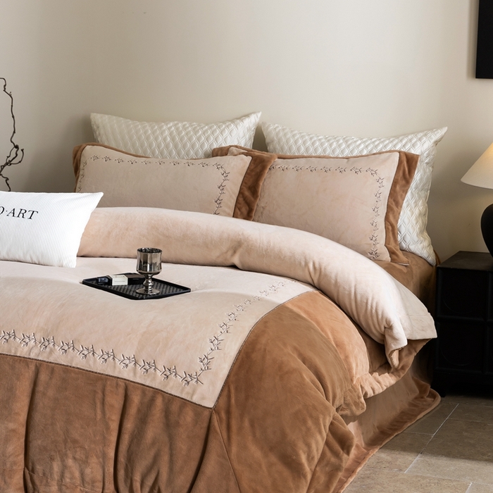 91家纺网 家纺一手货源 找家纺 涞澳家纺 2025秋冬新款亲肤舒适牛奶绒绣花四件套-叶语轻澜 叶语轻澜-咖