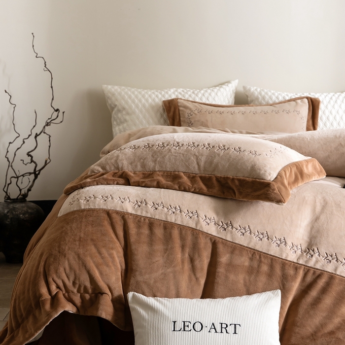 91家纺网 家纺一手货源 找家纺 涞澳家纺 2025秋冬新款亲肤舒适牛奶绒绣花四件套-叶语轻澜 叶语轻澜-咖