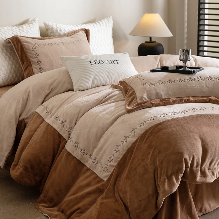 91家纺网 家纺一手货源 找家纺 涞澳家纺 2025秋冬新款亲肤舒适牛奶绒绣花四件套-叶语轻澜 叶语轻澜-咖