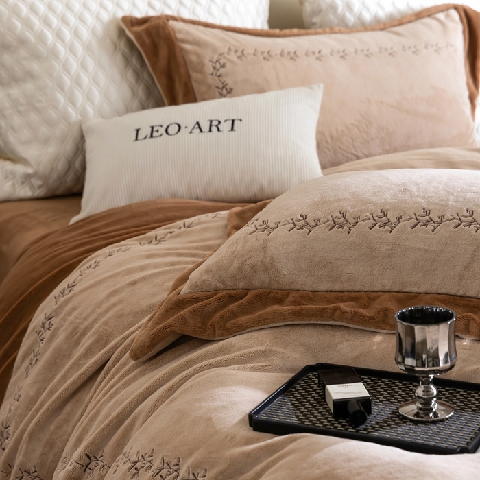 91家纺网 家纺一手货源 找家纺 涞澳家纺 2025秋冬新款亲肤舒适牛奶绒绣花四件套-叶语轻澜 叶语轻澜-咖