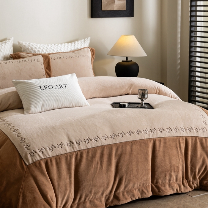 91家纺网 家纺一手货源 找家纺 涞澳家纺 2025秋冬新款亲肤舒适牛奶绒绣花四件套-叶语轻澜 叶语轻澜-咖