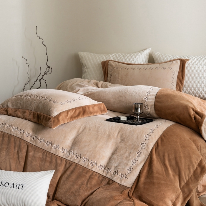 91家纺网 家纺一手货源 找家纺 涞澳家纺 2025秋冬新款亲肤舒适牛奶绒绣花四件套-叶语轻澜 叶语轻澜-咖