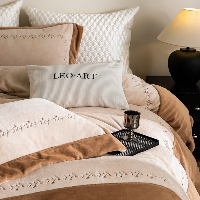 91家纺网 家纺一手货源 找家纺 涞澳家纺 2025秋冬新款亲肤舒适牛奶绒绣花四件套-叶语轻澜 叶语轻澜-咖