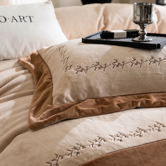 91家纺网 家纺一手货源 找家纺 涞澳家纺 2025秋冬新款亲肤舒适牛奶绒绣花四件套-叶语轻澜 叶语轻澜-咖