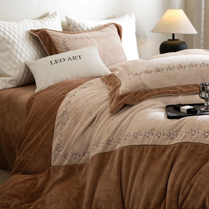 91家纺网 家纺一手货源 找家纺 涞澳家纺 2025秋冬新款亲肤舒适牛奶绒绣花四件套-叶语轻澜 叶语轻澜-咖