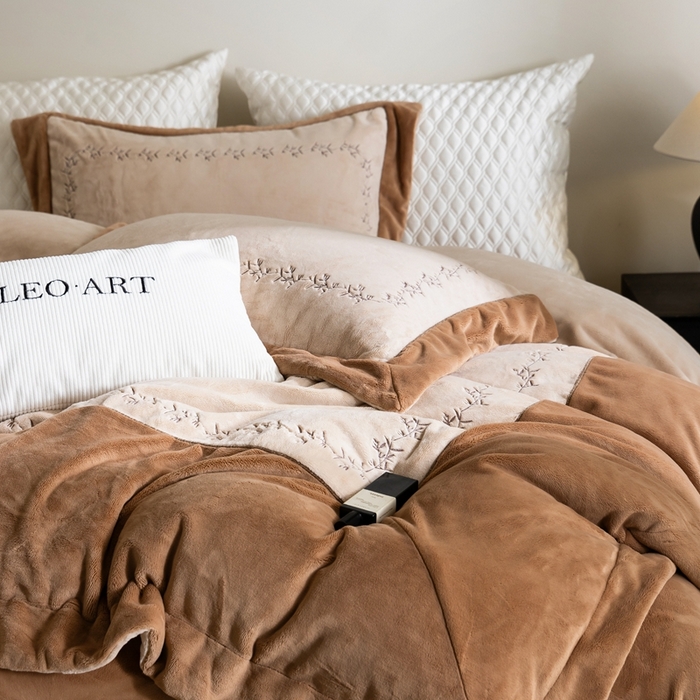 91家纺网 家纺一手货源 找家纺 涞澳家纺 2025秋冬新款亲肤舒适牛奶绒绣花四件套-叶语轻澜 叶语轻澜-咖