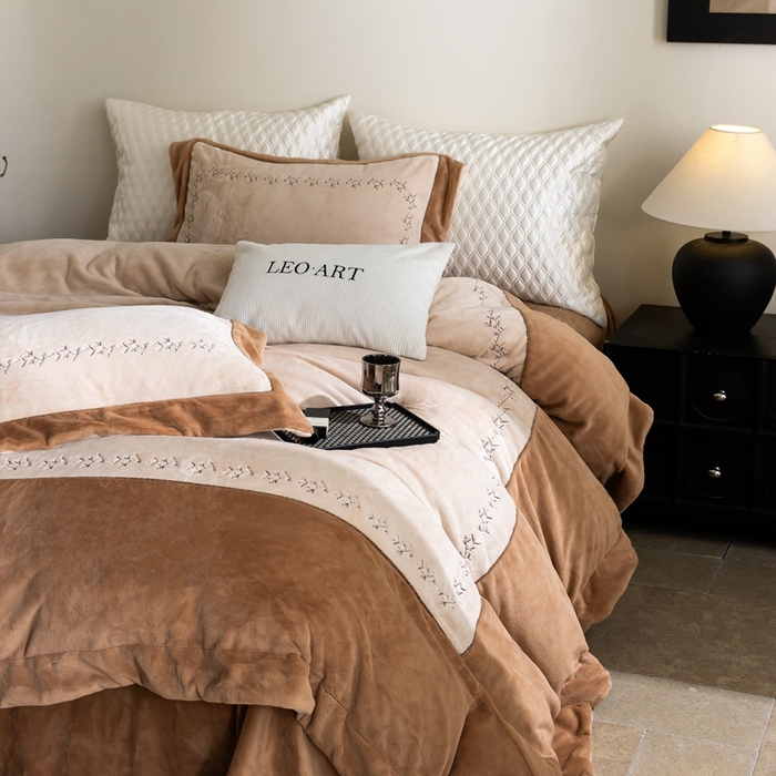 91家纺网 家纺一手货源 找家纺 涞澳家纺 2025秋冬新款亲肤舒适牛奶绒绣花四件套-叶语轻澜 叶语轻澜-咖