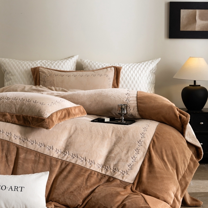 91家纺网 家纺一手货源 找家纺 涞澳家纺 2025秋冬新款亲肤舒适牛奶绒绣花四件套-叶语轻澜 叶语轻澜-咖