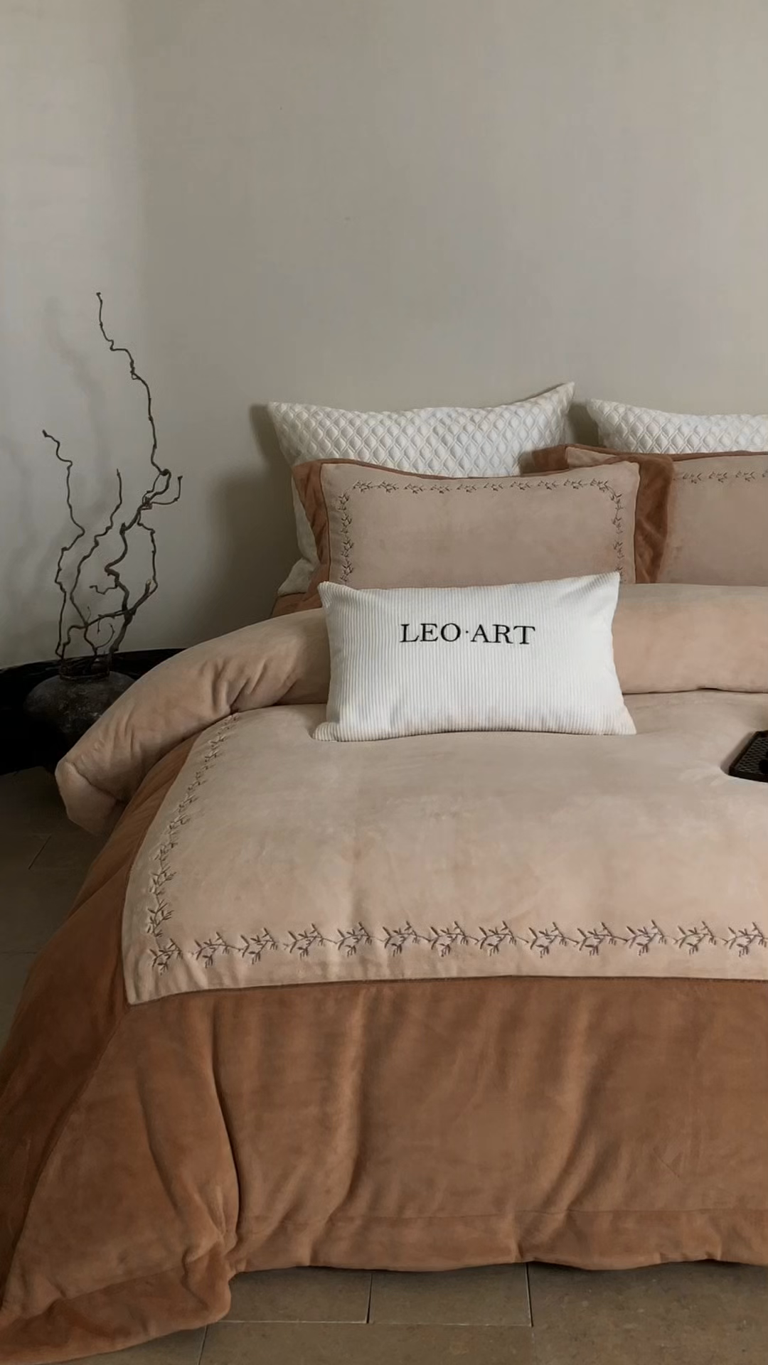 91家纺网 家纺一手货源 找家纺 涞澳家纺 2025秋冬新款亲肤舒适牛奶绒绣花四件套-叶语轻澜 叶语轻澜-咖