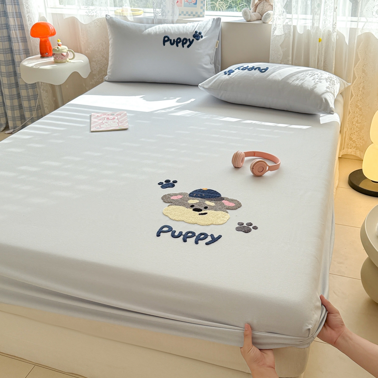 91家纺网 家纺一手货源 找家纺 沐辰 2025新款A类全棉磨毛绣花单品床单床笠 邮差狗狗-床笠