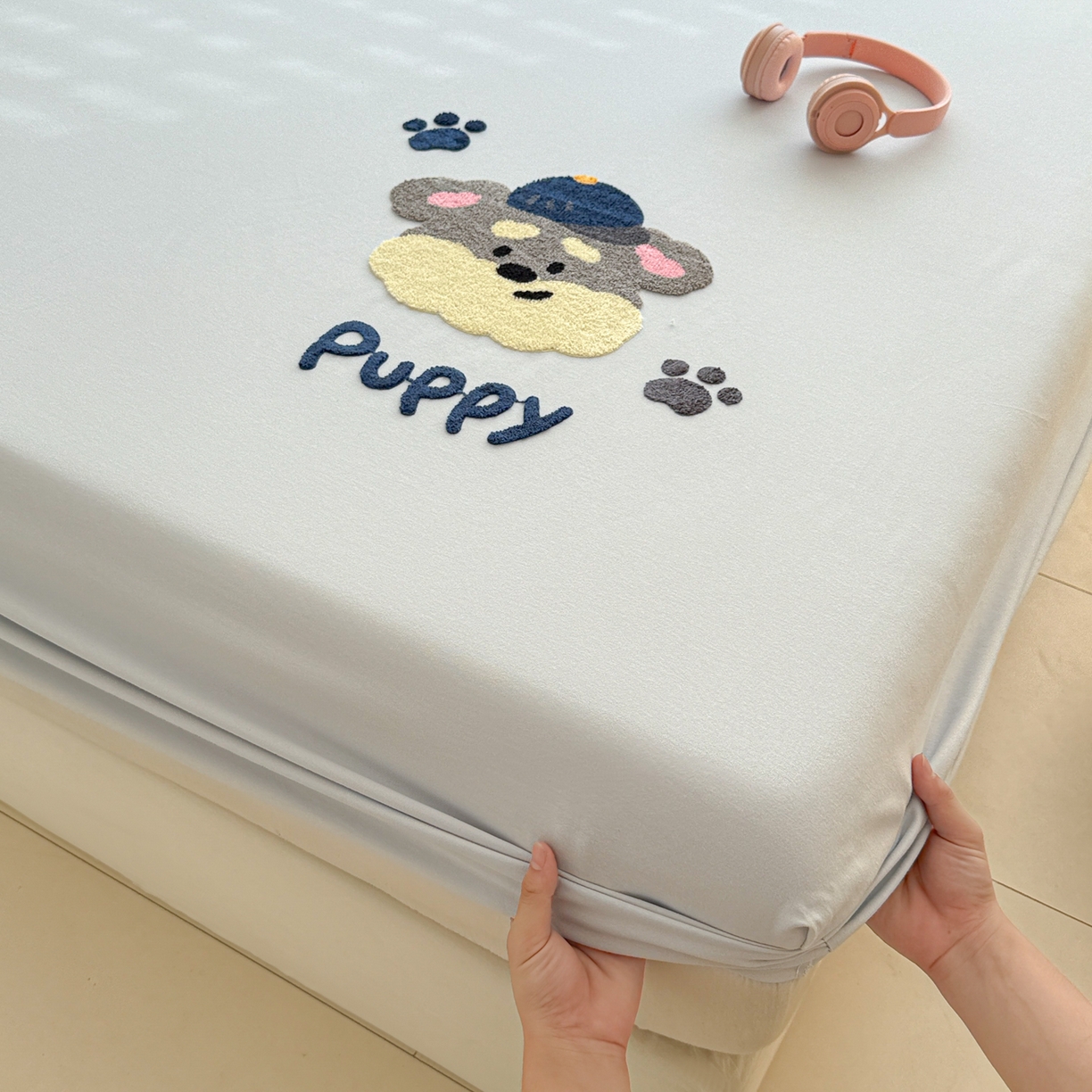 91家纺网 家纺一手货源 找家纺 沐辰 2025新款A类全棉磨毛绣花单品床单床笠 邮差狗狗-床笠