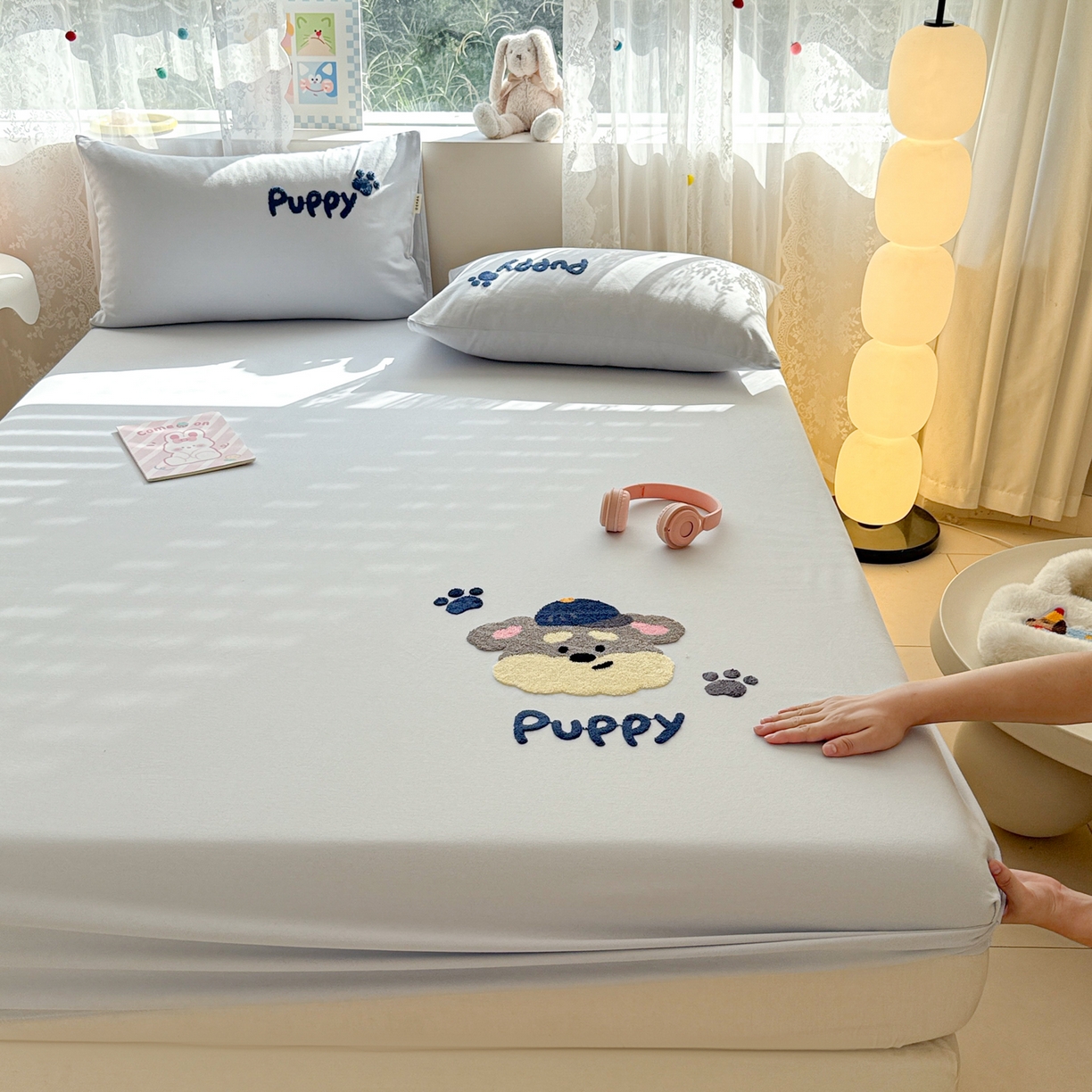 91家纺网 家纺一手货源 找家纺 沐辰 2025新款A类全棉磨毛绣花单品床单床笠 邮差狗狗-床笠