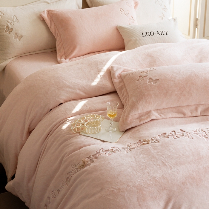 91家纺网 家纺一手货源 找家纺 （总）涞澳家纺 2025秋冬新款亲肤舒适牛奶绒四件套-光辉碟影