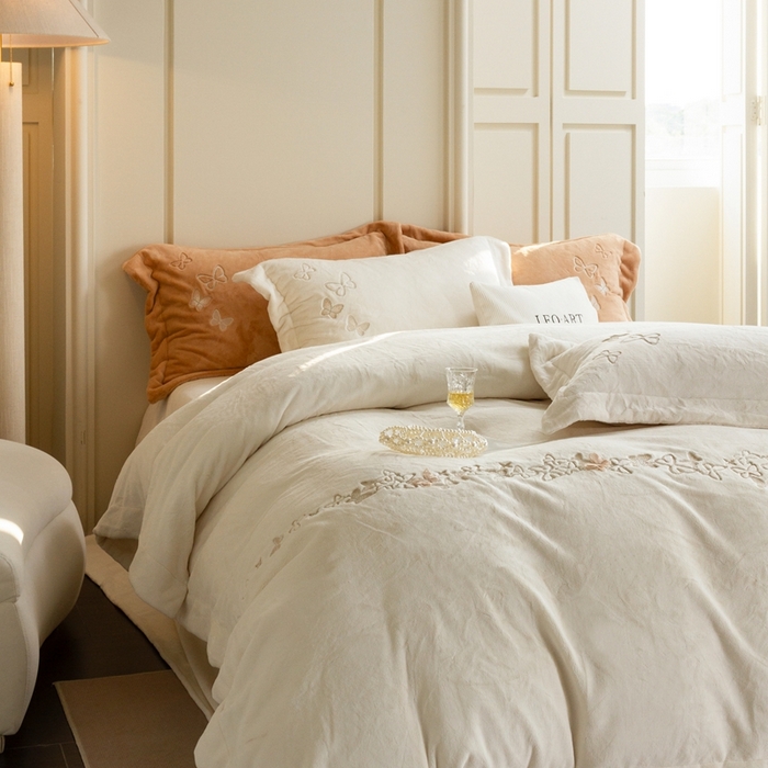 91家纺网 家纺一手货源 找家纺 （总）涞澳家纺 2025秋冬新款亲肤舒适牛奶绒四件套-光辉碟影