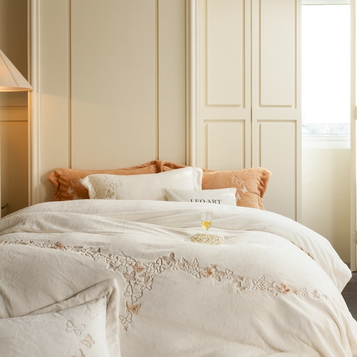 91家纺网 家纺一手货源 找家纺 （总）涞澳家纺 2025秋冬新款亲肤舒适牛奶绒四件套-光辉碟影