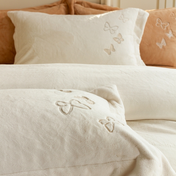 91家纺网 家纺一手货源 找家纺 涞澳家纺 2025秋冬新款亲肤舒适牛奶绒四件套-光辉碟影 光辉碟影-白