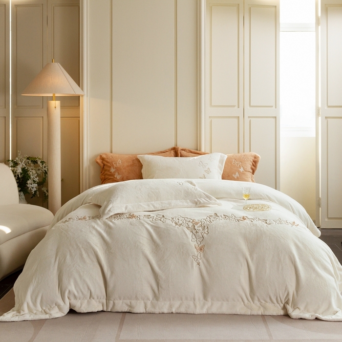 91家纺网 家纺一手货源 找家纺 涞澳家纺 2025秋冬新款亲肤舒适牛奶绒四件套-光辉碟影 光辉碟影-白