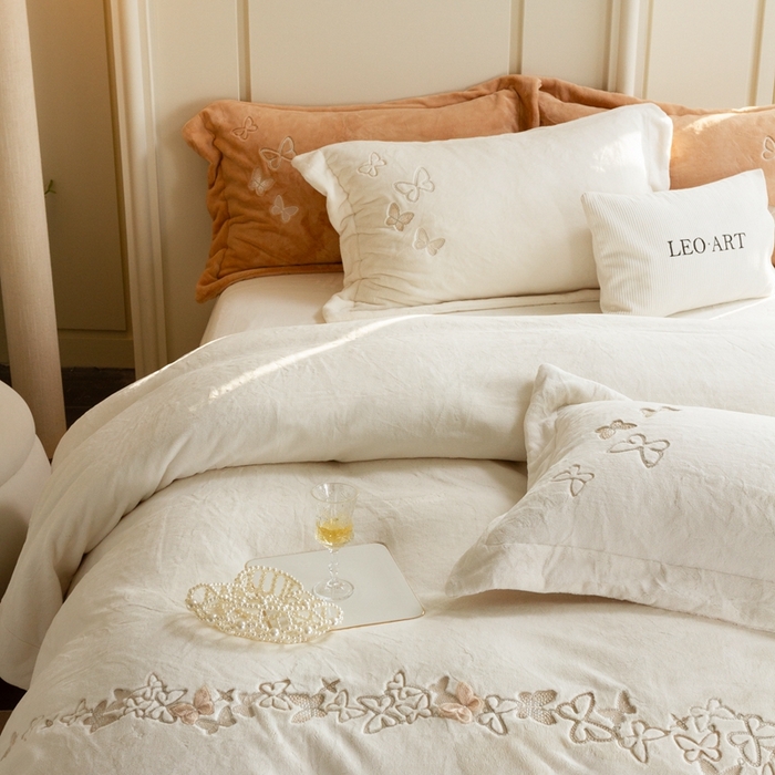 91家纺网 家纺一手货源 找家纺 涞澳家纺 2025秋冬新款亲肤舒适牛奶绒四件套-光辉碟影 光辉碟影-白