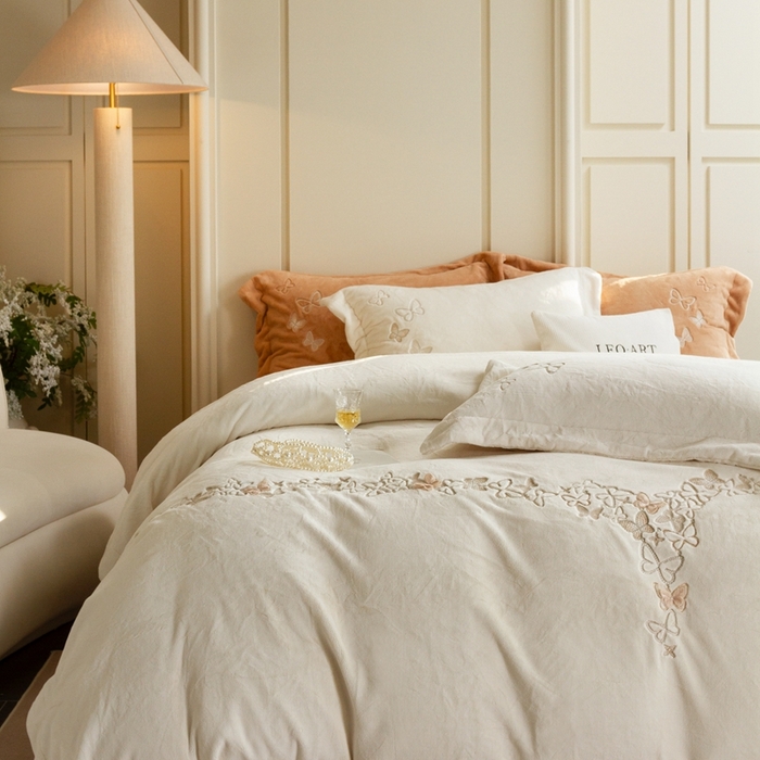 91家纺网 家纺一手货源 找家纺 （总）涞澳家纺 2025秋冬新款亲肤舒适牛奶绒四件套-光辉碟影