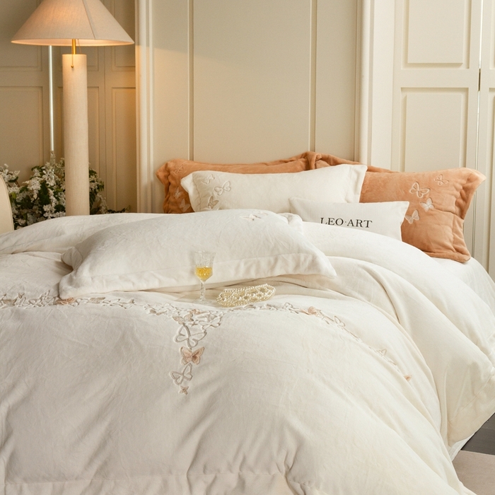 91家纺网 家纺一手货源 找家纺 涞澳家纺 2025秋冬新款亲肤舒适牛奶绒四件套-光辉碟影 光辉碟影-白