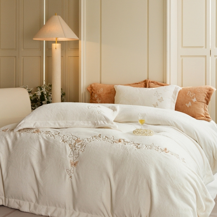 91家纺网 家纺一手货源 找家纺 涞澳家纺 2025秋冬新款亲肤舒适牛奶绒四件套-光辉碟影 光辉碟影-白