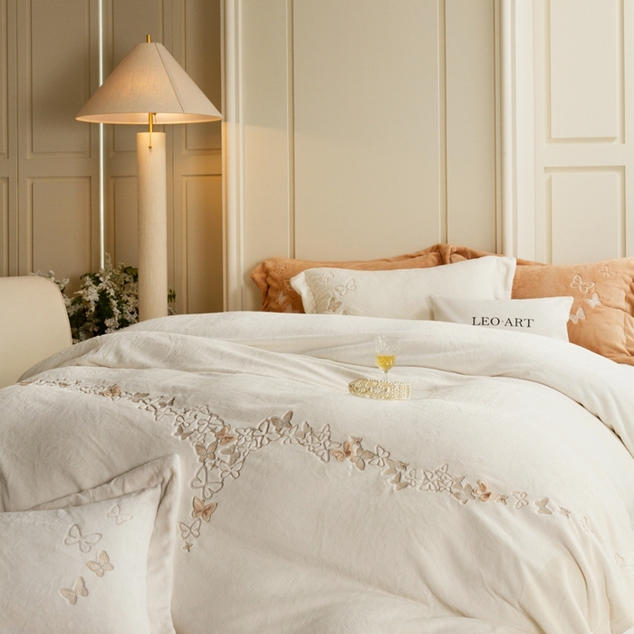 91家纺网 家纺一手货源 找家纺 涞澳家纺 2025秋冬新款亲肤舒适牛奶绒四件套-光辉碟影 光辉碟影-白