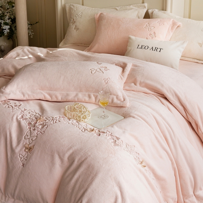 91家纺网 家纺一手货源 找家纺 涞澳家纺 2025秋冬新款亲肤舒适牛奶绒四件套-光辉碟影 光辉碟影-粉