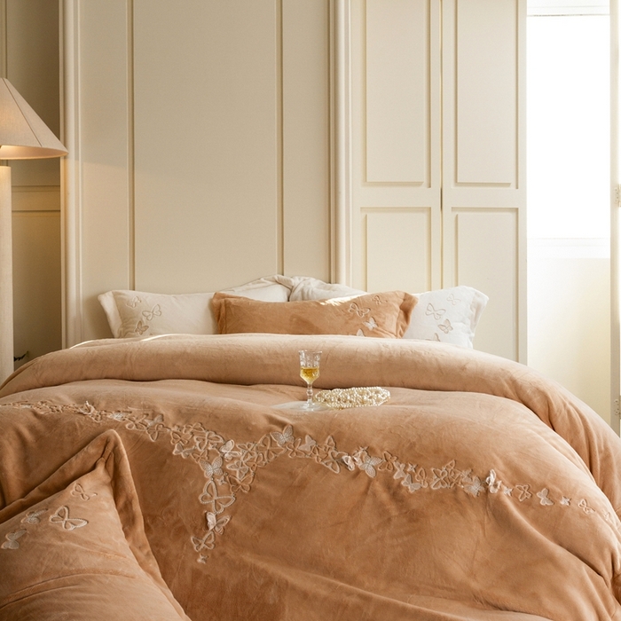 91家纺网 家纺一手货源 找家纺 涞澳家纺 2025秋冬新款亲肤舒适牛奶绒四件套-光辉碟影 光辉碟影-卡其