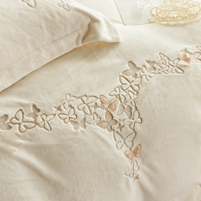 91家纺网 家纺一手货源 找家纺 涞澳家纺 2025秋冬新款亲肤舒适牛奶绒四件套-光辉碟影 光辉碟影-白