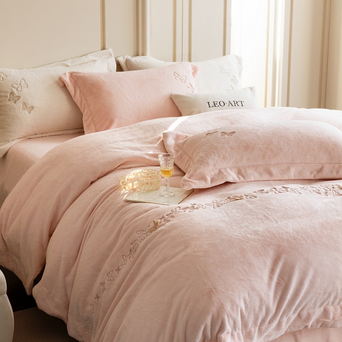 91家纺网 家纺一手货源 找家纺 涞澳家纺 2025秋冬新款亲肤舒适牛奶绒四件套-光辉碟影 光辉碟影-粉