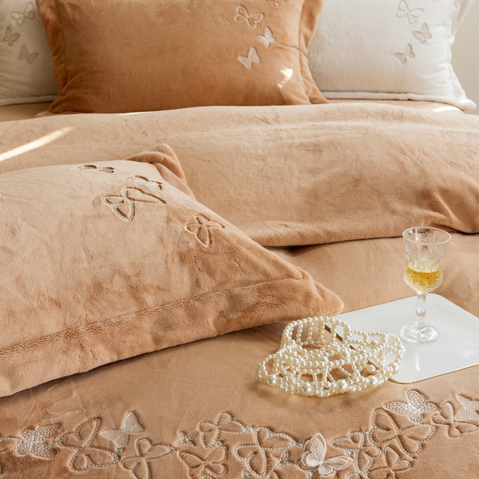 91家纺网 家纺一手货源 找家纺 涞澳家纺 2025秋冬新款亲肤舒适牛奶绒四件套-光辉碟影 光辉碟影-卡其