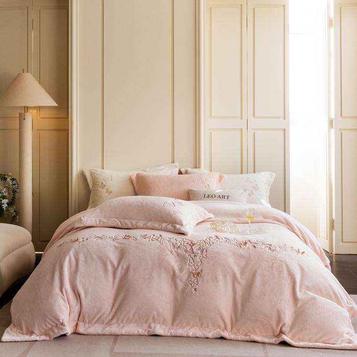 91家纺网 家纺一手货源 找家纺 涞澳家纺 2025秋冬新款亲肤舒适牛奶绒四件套-光辉碟影 光辉碟影-粉