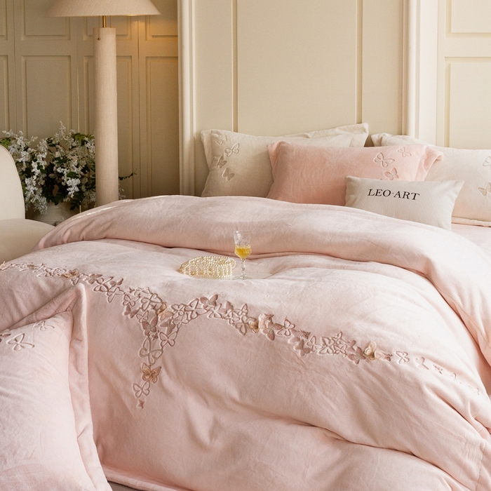 91家纺网 家纺一手货源 找家纺 涞澳家纺 2025秋冬新款亲肤舒适牛奶绒四件套-光辉碟影 光辉碟影-粉