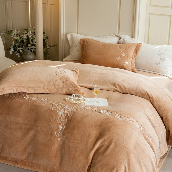 91家纺网 家纺一手货源 找家纺 涞澳家纺 2025秋冬新款亲肤舒适牛奶绒四件套-光辉碟影 光辉碟影-卡其