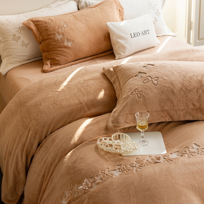 91家纺网 家纺一手货源 找家纺 涞澳家纺 2025秋冬新款亲肤舒适牛奶绒四件套-光辉碟影 光辉碟影-卡其