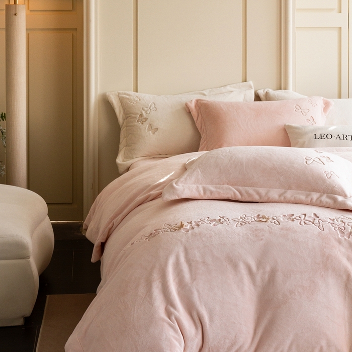 91家纺网 家纺一手货源 找家纺 涞澳家纺 2025秋冬新款亲肤舒适牛奶绒四件套-光辉碟影 光辉碟影-粉