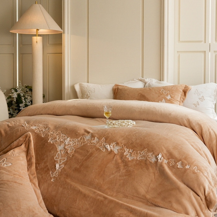 91家纺网 家纺一手货源 找家纺 涞澳家纺 2025秋冬新款亲肤舒适牛奶绒四件套-光辉碟影 光辉碟影-卡其