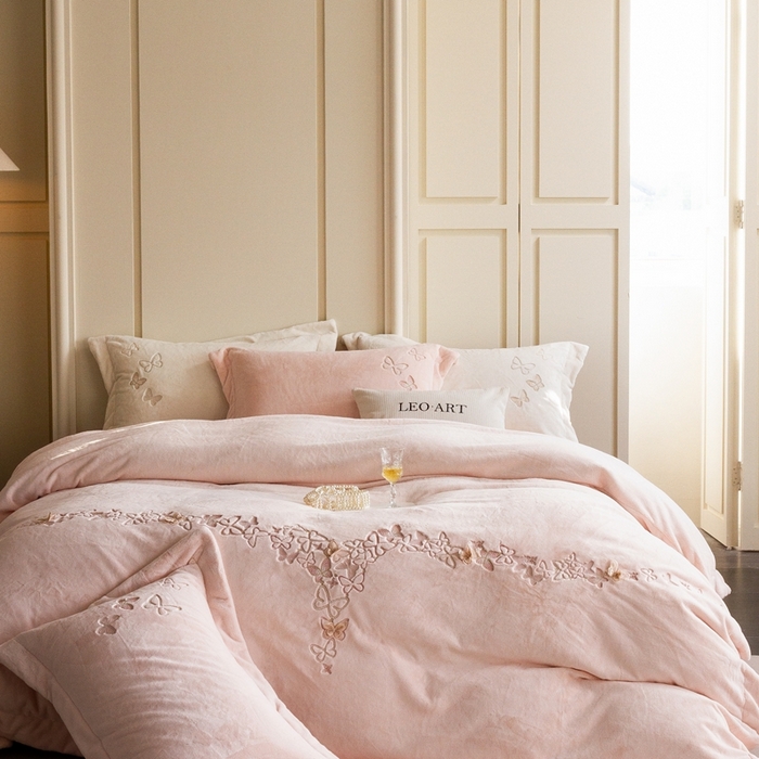 91家纺网 家纺一手货源 找家纺 涞澳家纺 2025秋冬新款亲肤舒适牛奶绒四件套-光辉碟影 光辉碟影-粉