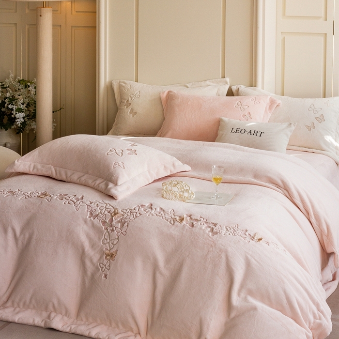 91家纺网 家纺一手货源 找家纺 涞澳家纺 2025秋冬新款亲肤舒适牛奶绒四件套-光辉碟影 光辉碟影-粉