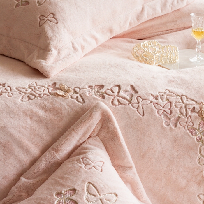 91家纺网 家纺一手货源 找家纺 涞澳家纺 2025秋冬新款亲肤舒适牛奶绒四件套-光辉碟影 光辉碟影-粉