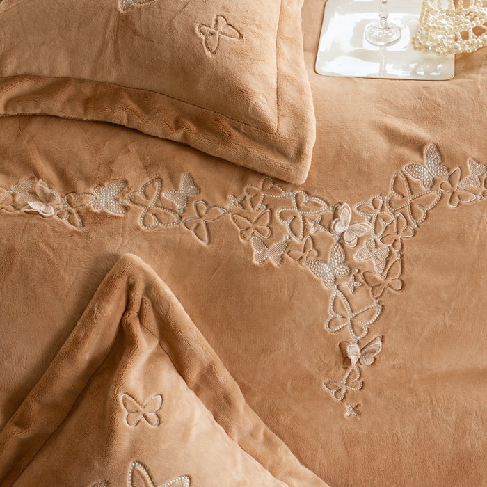 91家纺网 家纺一手货源 找家纺 涞澳家纺 2025秋冬新款亲肤舒适牛奶绒四件套-光辉碟影 光辉碟影-卡其