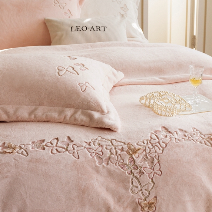 91家纺网 家纺一手货源 找家纺 涞澳家纺 2025秋冬新款亲肤舒适牛奶绒四件套-光辉碟影 光辉碟影-粉