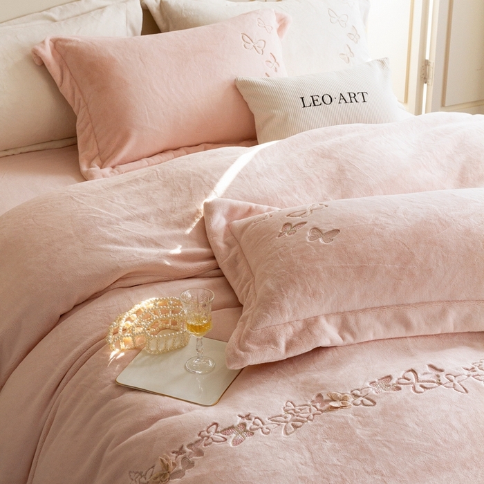 91家纺网 家纺一手货源 找家纺 涞澳家纺 2025秋冬新款亲肤舒适牛奶绒四件套-光辉碟影 光辉碟影-粉