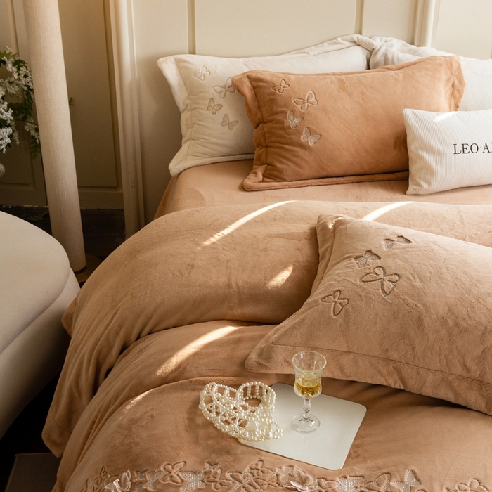 91家纺网 家纺一手货源 找家纺 涞澳家纺 2025秋冬新款亲肤舒适牛奶绒四件套-光辉碟影 光辉碟影-卡其