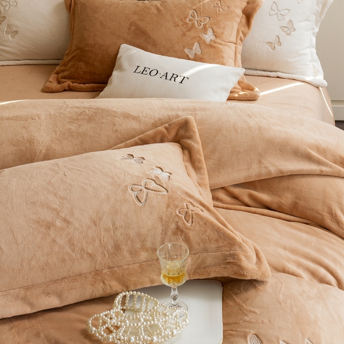 91家纺网 家纺一手货源 找家纺 涞澳家纺 2025秋冬新款亲肤舒适牛奶绒四件套-光辉碟影 光辉碟影-卡其